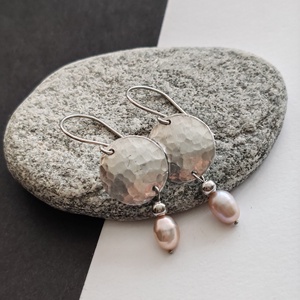 Édesvízi tenyésztett gyöngy fülbevaló - ékszer - fülbevaló - lógó fülbevaló - Meska.hu