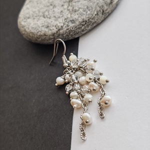 Tenyésztett gyöngy - hegyikristály - gyöngyház fülbevaló  - ékszer - fülbevaló - lógó fülbevaló - Meska.hu