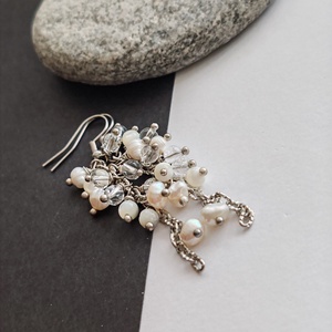 Tenyésztett gyöngy - hegyikristály - gyöngyház fülbevaló  - ékszer - fülbevaló - lógó fülbevaló - Meska.hu