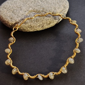 Sárgaréz - labradorit karperec - ékszer - karkötő - gyöngyös karkötő - Meska.hu