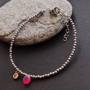 Minidesign... kalcedon - hematit karkötő - ékszer - karkötő - gyöngyös karkötő - Meska.hu