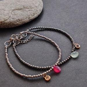 Minidesign... kalcedon - hematit karkötő - ékszer - karkötő - gyöngyös karkötő - Meska.hu