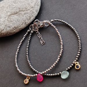 Minidesign... kalcedon - hematit karkötő - ékszer - karkötő - gyöngyös karkötő - Meska.hu