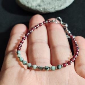 Minidesign... smaragd - gránát karkötő - ékszer - karkötő - gyöngyös karkötő - Meska.hu