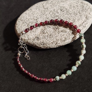 Minidesign... smaragd - gránát karkötő - ékszer - karkötő - gyöngyös karkötő - Meska.hu