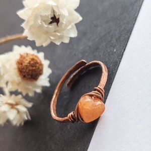 Vörösréz gyűrű aventurin szívvel  - ékszer - gyűrű - fonódó gyűrű - Meska.hu