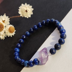 Lápisz lazuli - nyers ametiszt gumis karkötő - ékszer - karkötő - gyöngyös karkötő - Meska.hu