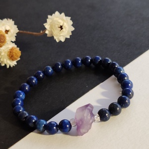 Lápisz lazuli - nyers ametiszt gumis karkötő - ékszer - karkötő - gyöngyös karkötő - Meska.hu