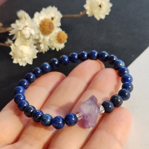 Lápisz lazuli - nyers ametiszt gumis karkötő - ékszer - karkötő - gyöngyös karkötő - Meska.hu