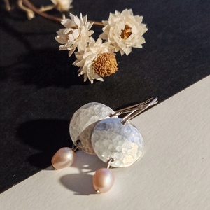 Édesvízi tenyésztett gyöngy fülbevaló - ékszer - fülbevaló - lógó fülbevaló - Meska.hu