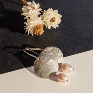 Édesvízi tenyésztett gyöngy fülbevaló - ékszer - fülbevaló - lógó fülbevaló - Meska.hu