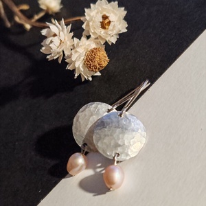 Édesvízi tenyésztett gyöngy fülbevaló - ékszer - fülbevaló - lógó fülbevaló - Meska.hu