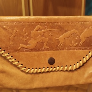 Vintage valódi bőr táska, vadászjelenetes bőr női válltáska, kézműves valódi bőr  női válltáska, karamel színű bőrtáska  - táska & tok - kézitáska & válltáska - válltáska - Meska.hu