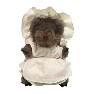 Vintage gyűjtői játék, Mrs Tiggy Winkle mackó néni, csipke ruhás vintage teddy maci néni, kosztümös vintage játék - Meska.hu