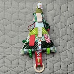 Karácsonyfa babáknak, barack színű-zöld rojttal, Játék & Sport, 3 éves kor alattiaknak, Alvóka & Rongyi, Varrás, MESKA