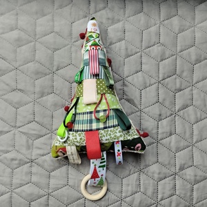 Karácsonyfa babáknak, barack színű-bordó rojtos, Játék & Sport, 3 éves kor alattiaknak, Alvóka & Rongyi, Varrás, MESKA