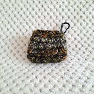 Horgolt fülhallgató tok, Táska & Tok, Pénztárca & Más tok, Fülhallgató tok , Horgolás, Csillogós zöld fülhallgató tok karabinerrel, így bárhova felakaszthatod, és könnyedén elérheted a f..., MESKA