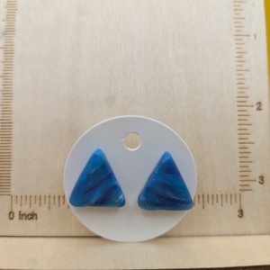 Kézműves fülbevaló polimer gyurmából (polymer clay) - kicsi, háromszög - 025 - ékszer - fülbevaló - pötty fülbevaló - Meska.hu