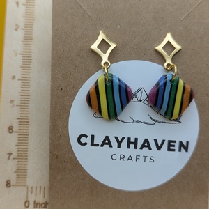 Szivárványos kézműves fülbevaló polimer gyurmából (polymer clay), LMBTQ+, karácsonyi ajándék, kicsi, négyszög - 128 - ékszer - fülbevaló - lógó fülbevaló - Meska.hu