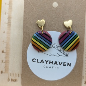 Szivárványos kézműves fülbevaló polimer gyurmából (polymer clay), LMBTQ+, karácsonyi ajándék, kicsi, kerek - 129, Ékszer, Fülbevaló, Lógó fülbevaló, Ékszerkészítés, Gyurma, MESKA