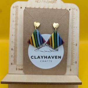 Szivárványos kézműves fülbevaló polimer gyurmából (polymer clay), LMBTQ+, karácsonyi ajándék, közepes, rombusz - 132, Ékszer, Fülbevaló, Lógó fülbevaló, Ékszerkészítés, Gyurma, MESKA