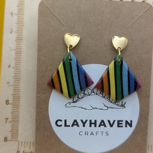 Szivárványos kézműves fülbevaló polimer gyurmából (polymer clay), LMBTQ+, karácsonyi ajándék, közepes, rombusz - 132 - ékszer - fülbevaló - lógó fülbevaló - Meska.hu