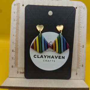 Szivárványos kézműves fülbevaló polimer gyurmából (polymer clay), LMBTQ+, karácsonyi ajándék, közepes, rombusz - 133, Ékszer, Fülbevaló, Lógó fülbevaló, Ékszerkészítés, Gyurma, MESKA