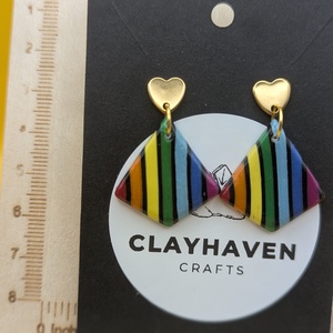 Szivárványos kézműves fülbevaló polimer gyurmából (polymer clay), LMBTQ+, karácsonyi ajándék, közepes, rombusz - 133 - ékszer - fülbevaló - lógó fülbevaló - Meska.hu