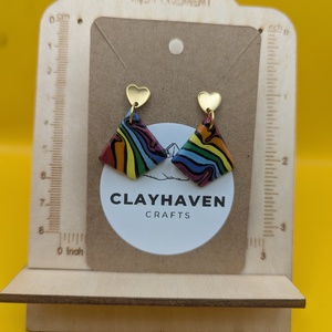 Szivárványos kézműves fülbevaló polimer gyurmából (polymer clay), LMBTQ+, karácsonyi ajándék, közepes, rombusz - 134, Ékszer, Fülbevaló, Lógó fülbevaló, Ékszerkészítés, Gyurma, MESKA