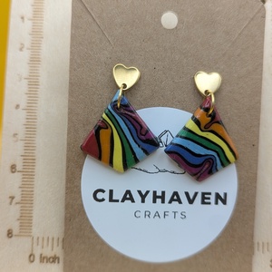 Szivárványos kézműves fülbevaló polimer gyurmából (polymer clay), LMBTQ+, karácsonyi ajándék, közepes, rombusz - 134 - ékszer - fülbevaló - lógó fülbevaló - Meska.hu