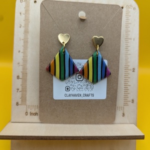 Szivárványos kézműves fülbevaló polimer gyurmából (polymer clay), LMBTQ+, karácsonyi ajándék, közepes, rombusz - 132 - ékszer - fülbevaló - lógó fülbevaló - Meska.hu
