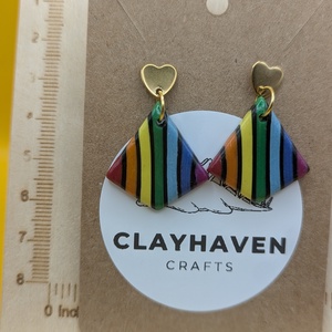 Szivárványos kézműves fülbevaló polimer gyurmából (polymer clay), LMBTQ+, karácsonyi ajándék, közepes, rombusz - 132 - ékszer - fülbevaló - lógó fülbevaló - Meska.hu