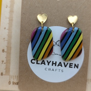 Szivárványos kézműves fülbevaló polimer gyurmából (polymer clay), LMBTQ+, karácsonyi ajándék, közepes, csepp - 135 - ékszer - fülbevaló - lógó fülbevaló - Meska.hu