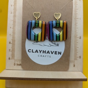 Szivárványos kézműves fülbevaló polimer gyurmából (polymer clay), LMBTQ+, karácsonyi ajándék, közepes, négyszög - 136, Ékszer, Fülbevaló, Lógó fülbevaló, Ékszerkészítés, Gyurma, MESKA