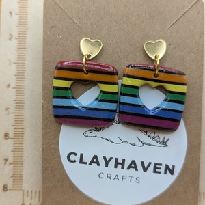 Szivárványos kézműves fülbevaló polimer gyurmából (polymer clay), LMBTQ+, karácsonyi ajándék, közepes, négyszög - 136 - ékszer - fülbevaló - lógó fülbevaló - Meska.hu