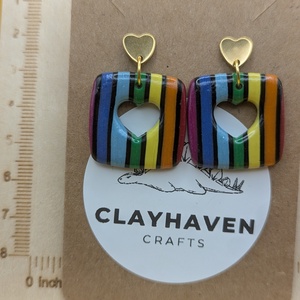 Szivárványos kézműves fülbevaló polimer gyurmából (polymer clay), LMBTQ+, karácsonyi ajándék, közepes, négyszög - 136 - ékszer - fülbevaló - lógó fülbevaló - Meska.hu