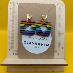 Szivárványos kézműves fülbevaló polimer gyurmából (polymer clay), LMBTQ+, karácsonyi ajándék, közepes, négyszög - 136 - ékszer - fülbevaló - lógó fülbevaló - Meska.hu
