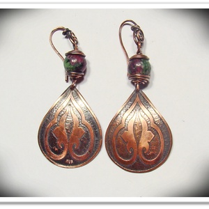 Patinázott vörösréz fülbevaló rubin-zoizittel - Meska.hu