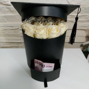Diplomaosztó pénzátadó virágbox, talár kalap - Meska.hu