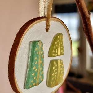 Aranymintás tengeri üveg karácsonyfadísz faalapon - karácsony - karácsonyi lakásdekoráció - karácsonyfadíszek - Meska.hu