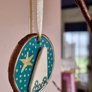 Valódi tengeri kerámiából készült, kézzel festett dísz. - karácsony - karácsonyi lakásdekoráció - karácsonyfadíszek - Meska.hu