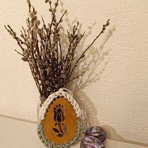 Nagyméretű tulipános, horgolt, húsvéti függődísz (tölgy lazúr, mag.: 16,5 cm)  - otthon & életmód - dekoráció - fali és függő dekoráció - függődísz - Meska.hu
