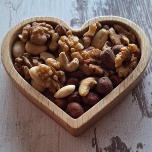 Szív alakú tölgyfa snackestál , Otthon & Életmód, Konyhafelszerelés, tálalás, Tálalás, Tálca, Famegmunkálás, MESKA