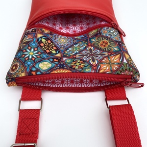 Telefon és igazolványtartó kistáska - Kaleidoszkóp és piros műbőr  - táska & tok - kézitáska & válltáska - vállon átvethető táska - Meska.hu
