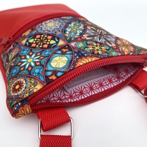 Telefon és igazolványtartó kistáska - Kaleidoszkóp és piros műbőr  - táska & tok - kézitáska & válltáska - vállon átvethető táska - Meska.hu