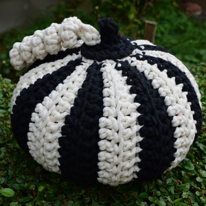 Horgolt nagyméretű tök (fekete-krém fehér) Halloweenre - kellékek & szerszámok - dekorációs kellékek - őszi dekor - őszi dekortök - Meska.hu