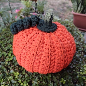 Horgolt nagyméretű tök (narancssárga) Halloweenre - kellékek & szerszámok - dekorációs kellékek - őszi dekor - őszi dekortök - Meska.hu