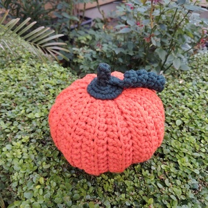 Horgolt nagyméretű tök (narancssárga) Halloweenre - kellékek & szerszámok - dekorációs kellékek - őszi dekor - őszi dekortök - Meska.hu
