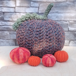 Horgolt nagyméretű tök (narancs-petrol-zöld) Halloweenre - kellékek & szerszámok - dekorációs kellékek - őszi dekor - őszi dekortök - Meska.hu
