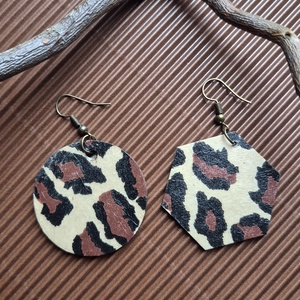 Aszimmetrikus párducmintás nagy  fa fülbevaló - ékszer - fülbevaló - lógó fülbevaló - Meska.hu